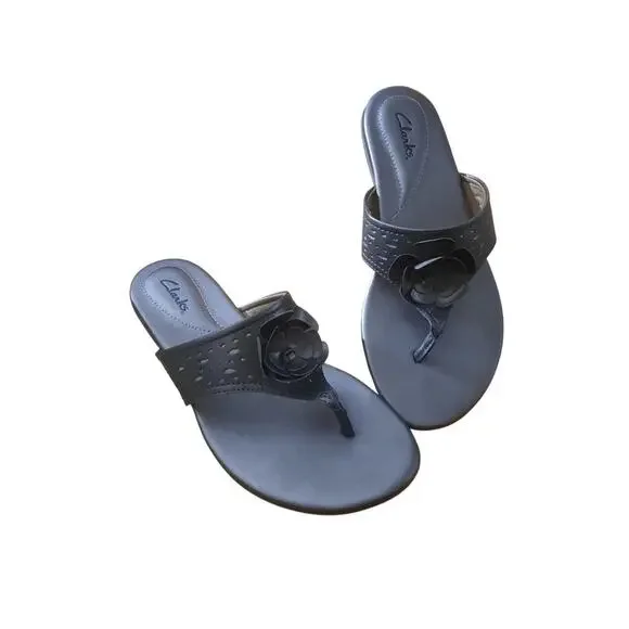 Clarks Qwin Hera Womens Pewter Thong Design Sandals & Flower Accent Size 8.5
